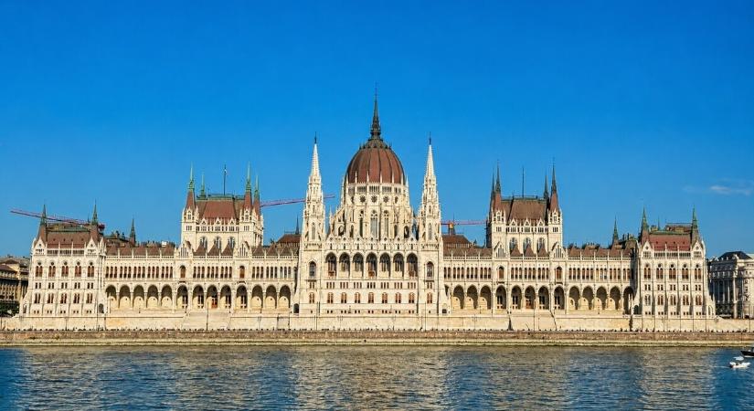 Alaptörvény módosítás: Nyolc évben korlátozták a miniszterelnöki mandátumot