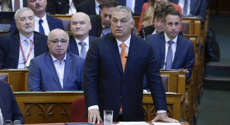 Elmagyarázzuk, hogy miért nem visszamenőleges jogalkotás az Orbán Viktort is kizáró Alaptörvény-módosítás