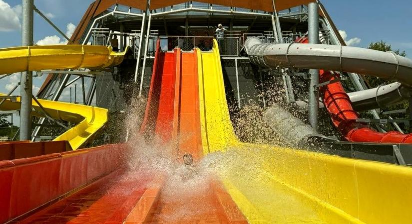Az ország legújabb csúszdaparkját a helyi gyerekek próbálhatták ki először
