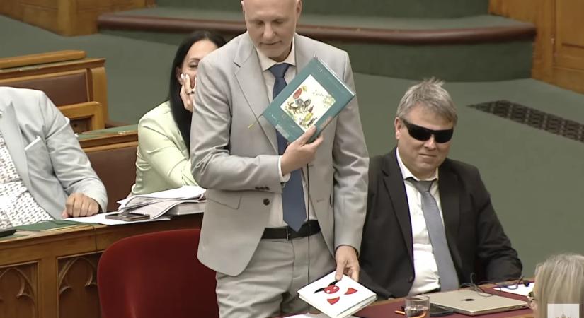 Németh Balázs két könyvet is kapott Tanács Zoltántól