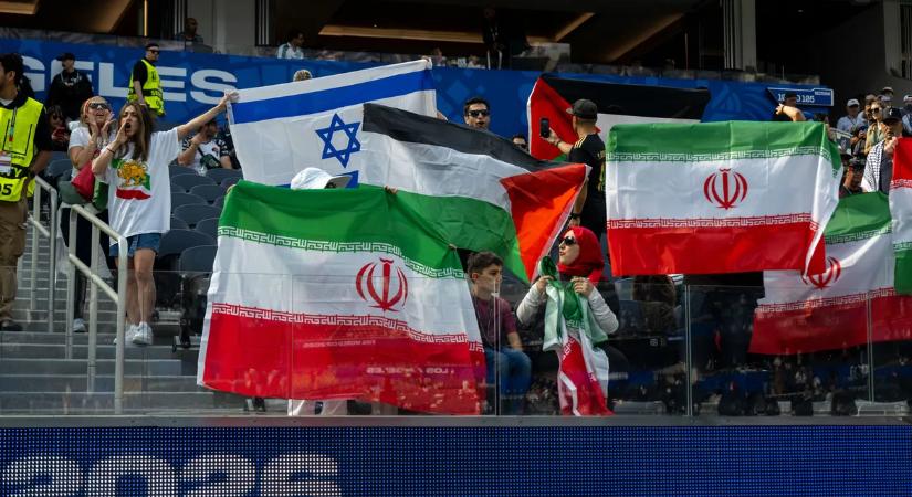 Iráni, Izraeli és palesztin zászló egymástól néhány méterre a lelátón