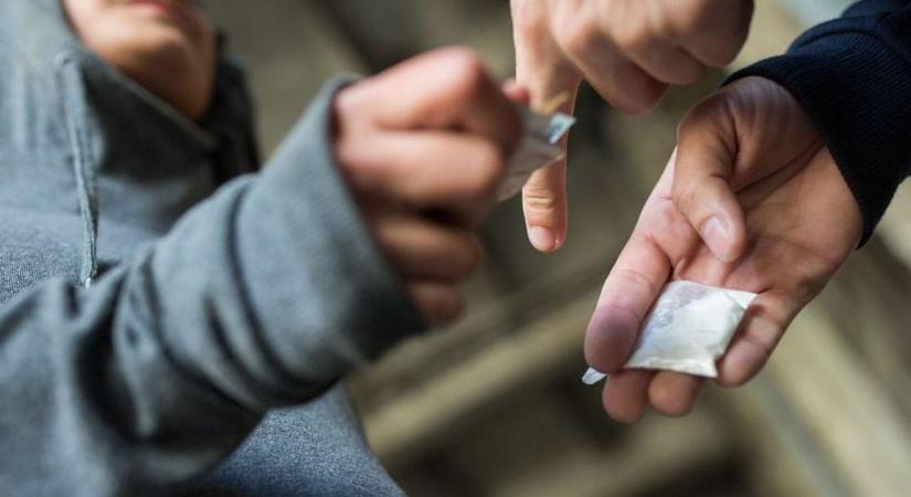 Vádat emeltek egy többszörös visszaeső díler ellen