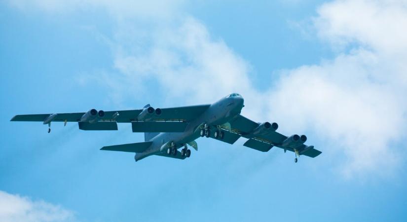 Felszállás után lezuhant egy amerikai B–52-es bombázó Kaliforniában