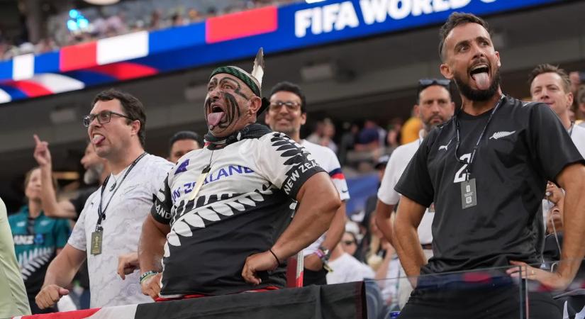 Új-zélandi haka és az iráni zászlók küzdelme a lelátón – galéria