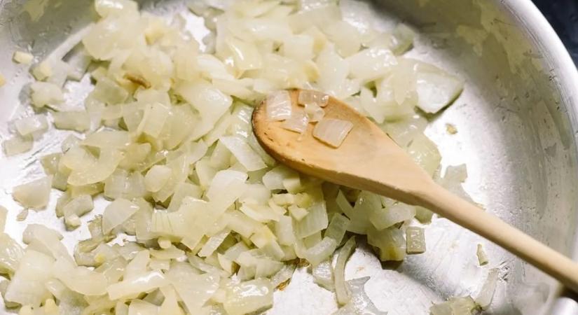 A profi szakácsok tudják: nem minden recepthez ugyanúgy kell pirítani a hagymát