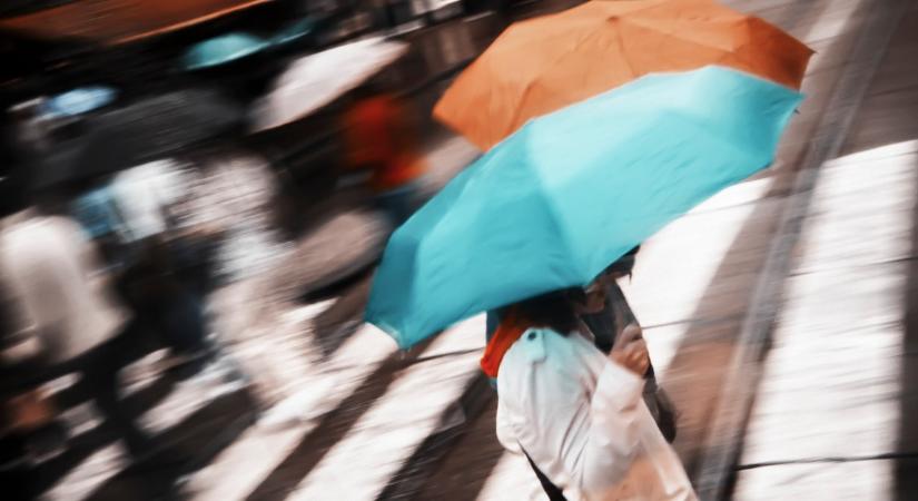 Jégesővel, óriási széllökésekkel tör be a vihar hazánkba, hat vármegyére figyelmeztetést adtak ki – Térképen a részletek