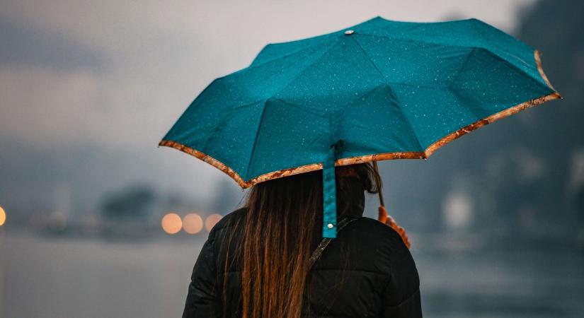 Kettészakad az ország! Özönvízszerű eső, jégeső csap le ezekre az országrészekre