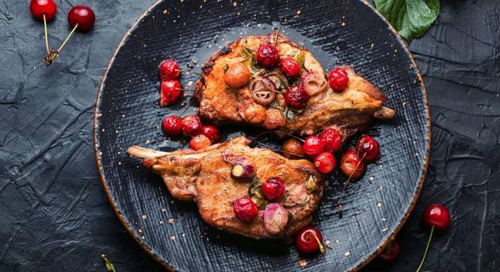 Szaftos sertéskaraj cseresznyeszósszal: az édes és sós ízek tökéletes harmóniája