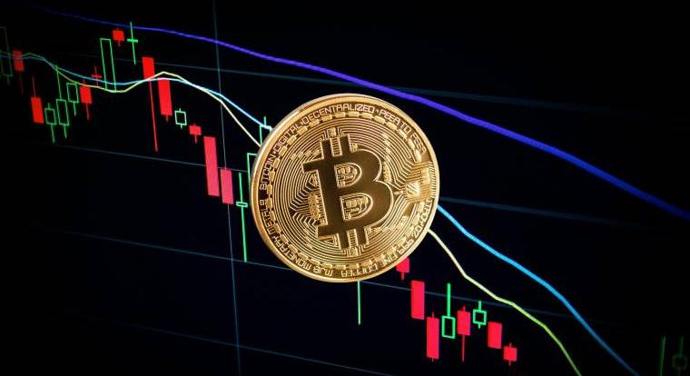 Egy év alatt közel felére esett a Bitcoin árfolyama