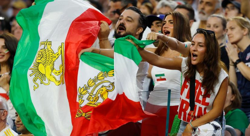 Kifütyült himnusz, tiltott zászlók és halottak arcképével ellátott pólók Irán első vb-meccsén