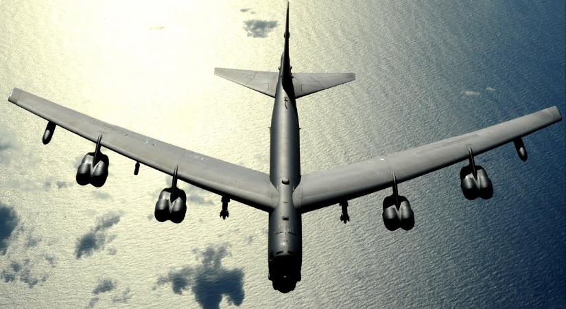 A kifutópályára zuhant vissza az amerikai B-52-es nehézbombázó – helyszíni videó