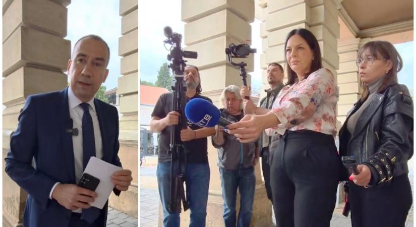 Utcai performansz lett az óbecsei polgármester „beszélgetése” az éhségsztrájkoló szülőkkel