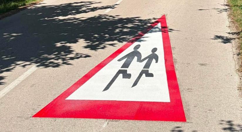 Különleges jelzések az aszfalton: Új piktogramok védik a gyerekeket Balatonszemesen