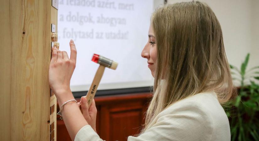 Hagyományt teremtenének a „félfa-szögelésből”