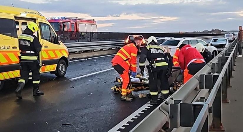 Hatalmas csattanás az autópályán, többen megsérülhettek
