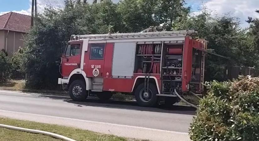 Lakhatatlanná vált egy családi ház a Tisza-tónál - videón a pusztító tűzeset