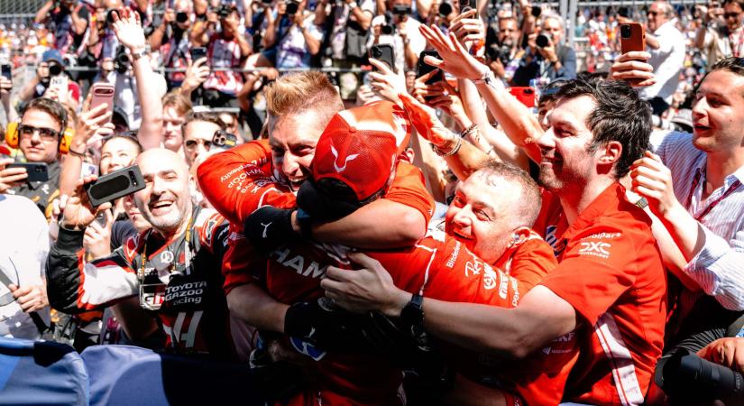 Hamilton: Gyerekként Schumachert néztem, most én nyertem a Ferrarival