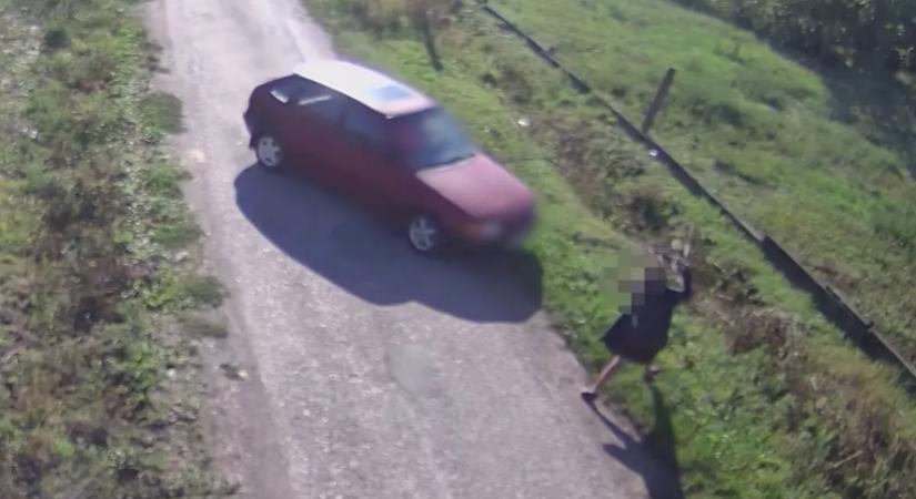 Sokkoló felvételt mutatott be az ügyészség: Saját, szembejövő lányát tarolta le az autójával egy apa