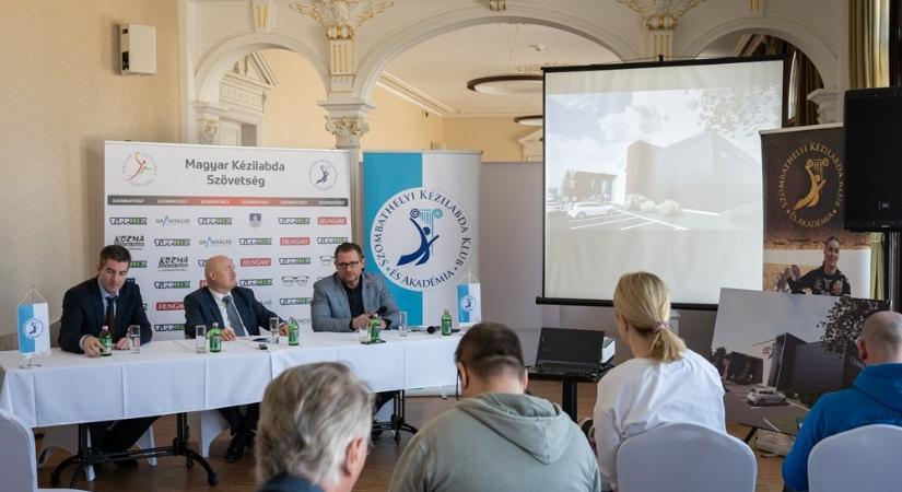 Szinte napra pontosan 2 éve jelentette be Pődör Zoltán, hogy minden akadály elhárult, indulhat az SZKKA csarnokának építése