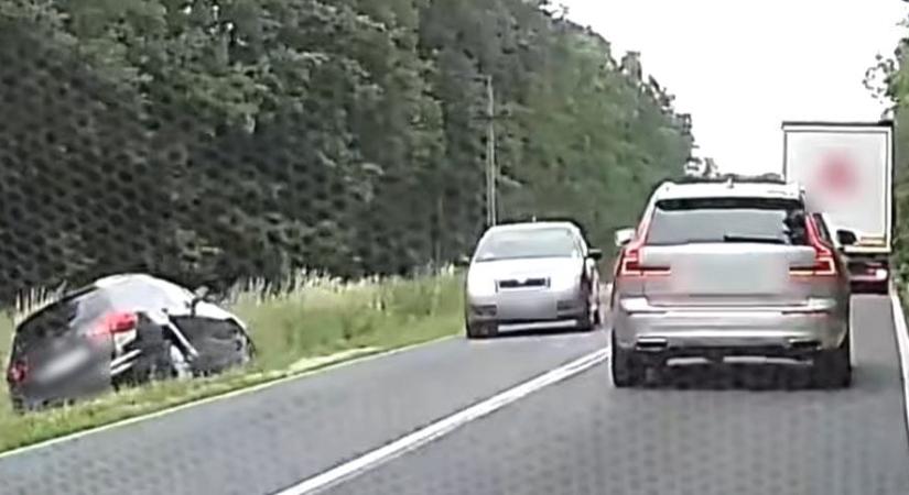 Árokba menekült a szabálytalanul előző autós – videó