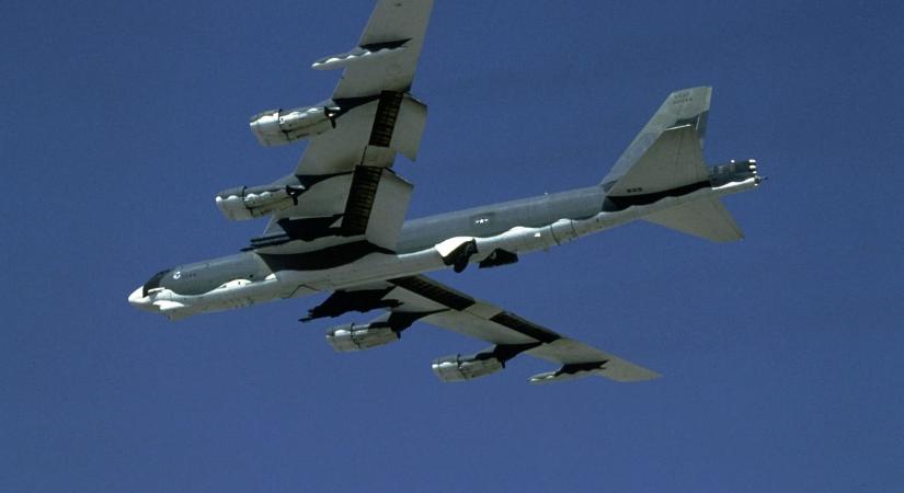 Lezuhant repülőgép: ezt kell tudni az amerikai légierő B–52-es nehézbombázójáról