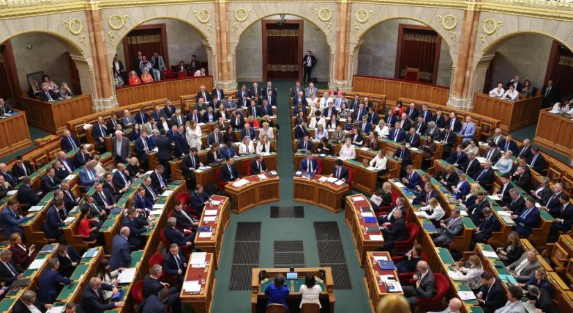 Magyar Péterrel indul a rendkívüli parlamenti ülés, majd az uniós törvénycsomagról vitáznak