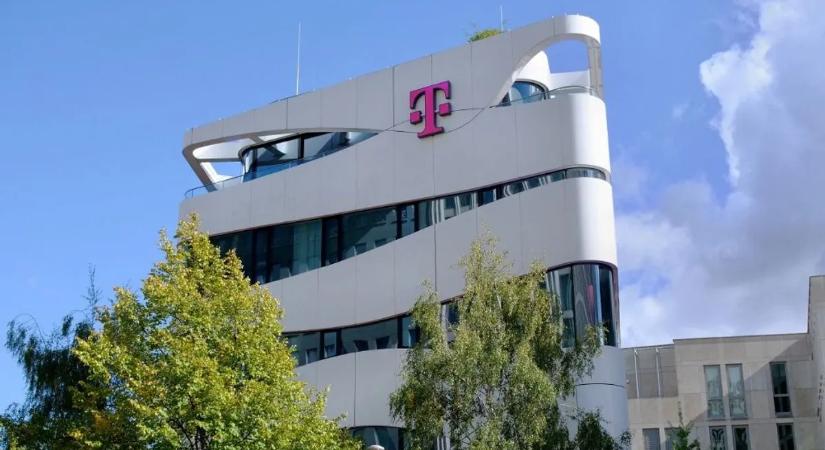 Baloldali szélsőségesek gyújtottak fel Telekom-járműveket Berlinben