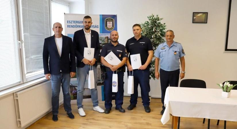 Villámgyors felderítés Esztergomban: 14 éves fiút találtak a jelképek mögött