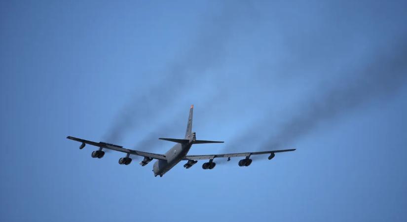 Lezuhant egy B-52-es bombázó Kaliforniában, többen meghaltak – videó