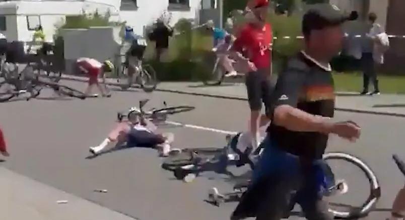 Repültek az emberek a levegőbe: letarolta a kerékpárverseny indulóit egy figyelmetlen nyugdíjas – videó