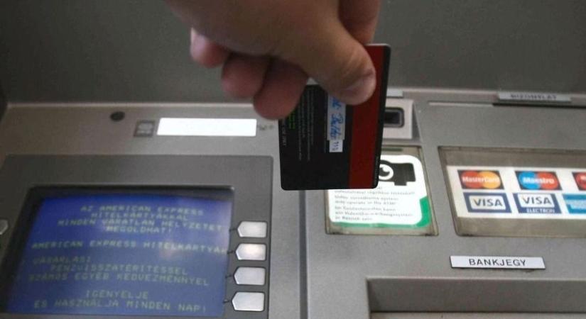 Megduplázták az ingyenes készpénzfelvételi keretet: ennyivel több vesznek ki a magyarok az ATM-ekből