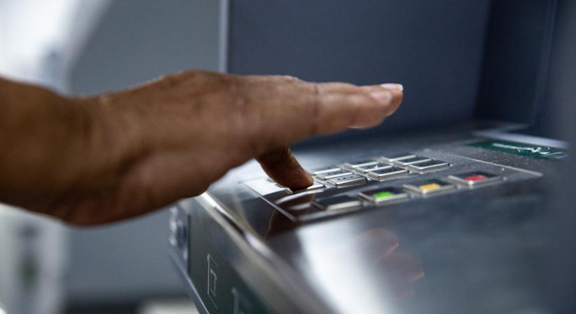 Most érkezett! Felrobbantottak egy bankautomatát Oszlány főterén: nagy erőkel vonultek ki a hatóságok