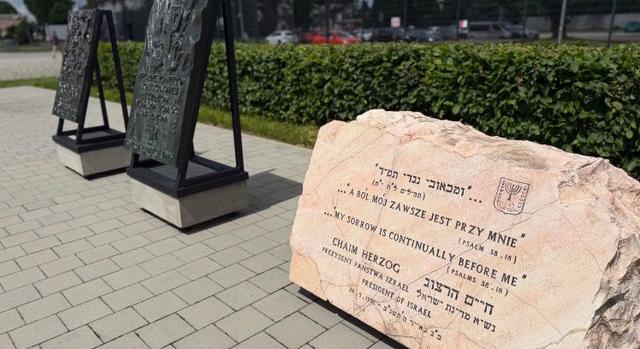 Áthelyezték az auschwitzi múzeum emléktábláit