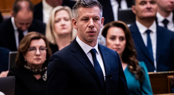 „Ne csináljon magából viccet” – Magyar Péter nekiment Rétvári Bencének