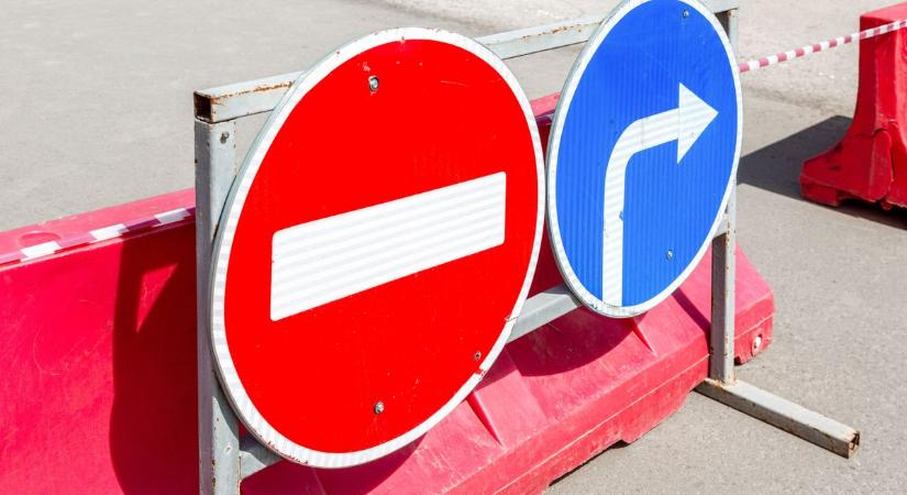 Félnapos lezárás jön Tata körfogalmánál, erről az útról nem lehet behajtani
