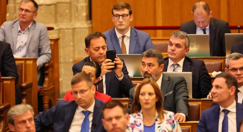 Magyar Péter beszólt Pócs Jánosnak a Parlamentben: megkérte, legalább a reflektort kapcsolja ki a telefonján, ha már videózik