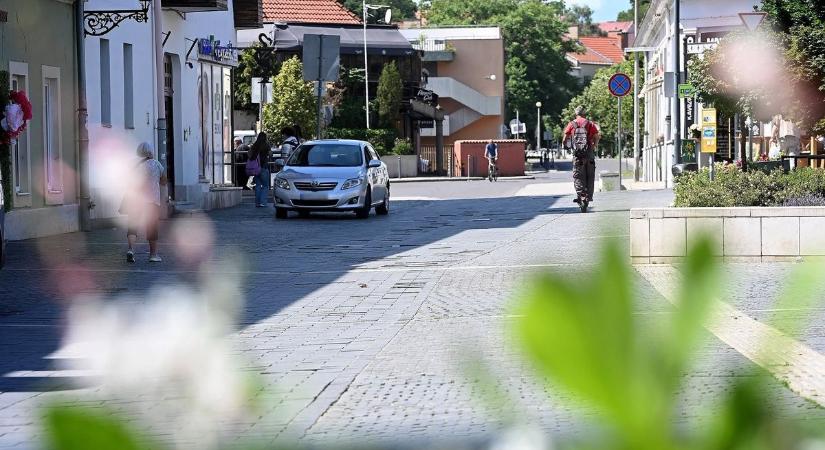 Engedély nélkül, autóval behajtva kezdték el felszedni a belvárosi térkövet Egerben