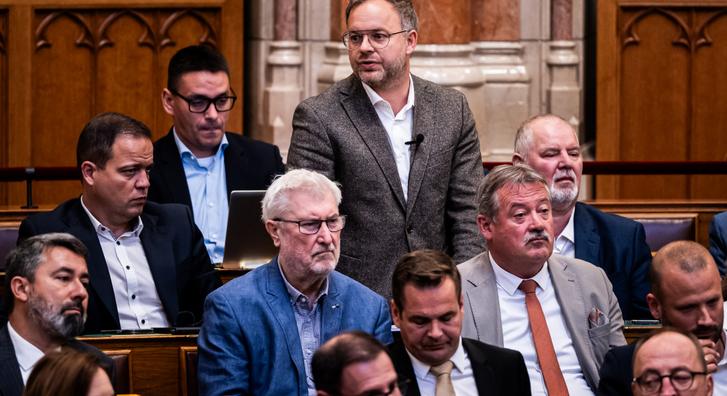 Magyar Péter Orbán Balázsnak válaszolva az ’56-os mártírok neveit sorolta, a képviselők felállva hallgatták