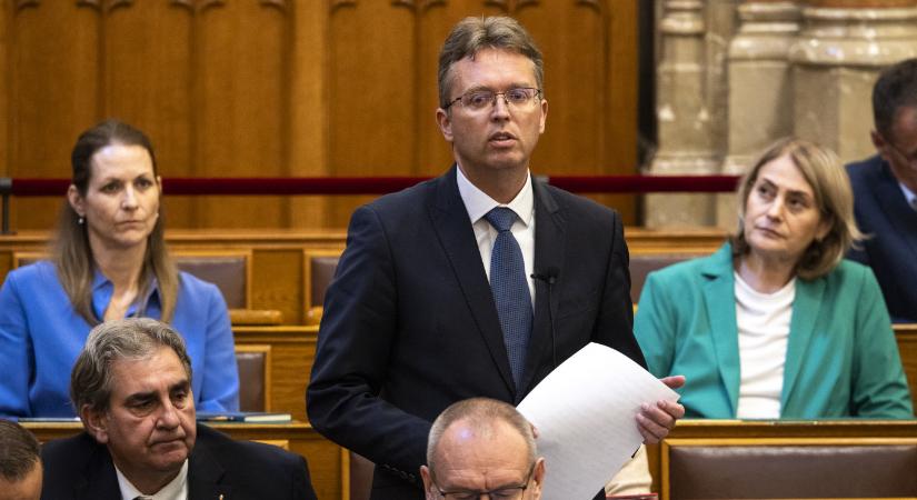 Ugyanazon a napon indítottak el négy egyesületet Győrben és környékén, ezek összesen 105 millió forint támogatást kaptak az NKA feketekasszájából, a NAV nyomozást rendelt el