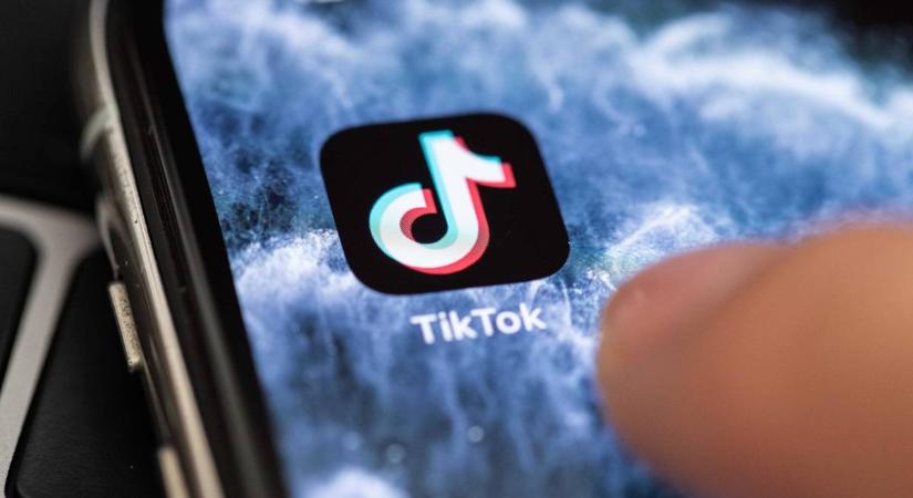 Megtiltja a brit kormány a közösségi média használatát a 16 évnél fiatalabbaknak