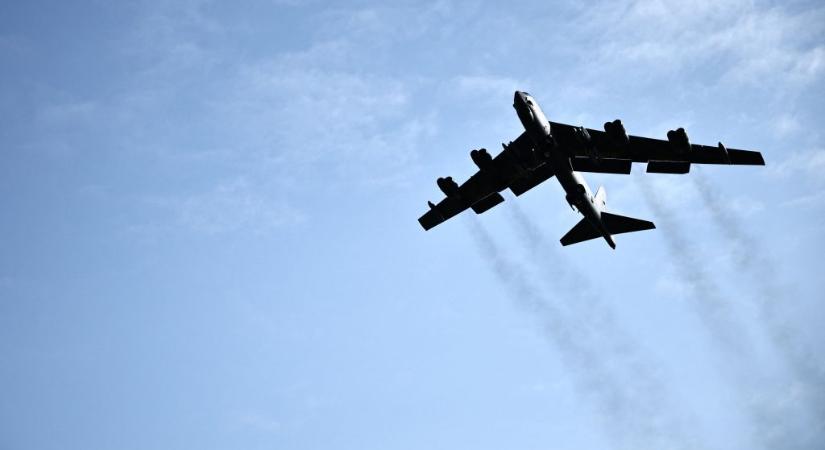 Földbe csapódott egy nehézbombázó Kaliforniában, nyolcan meghaltak – Videó