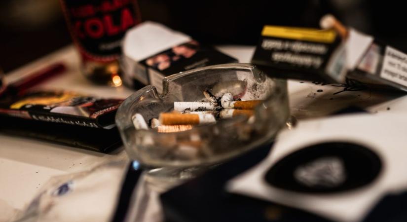 „Láttam olyan, padláson szárított dohányt, ami tele volt galambszarral” – kiszorította a csempészárut a saját gyártású hamis cigaretta a feketepiacon