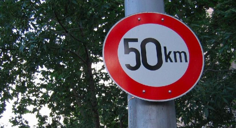 Elloptak egy 50-es táblát Debrecen határában