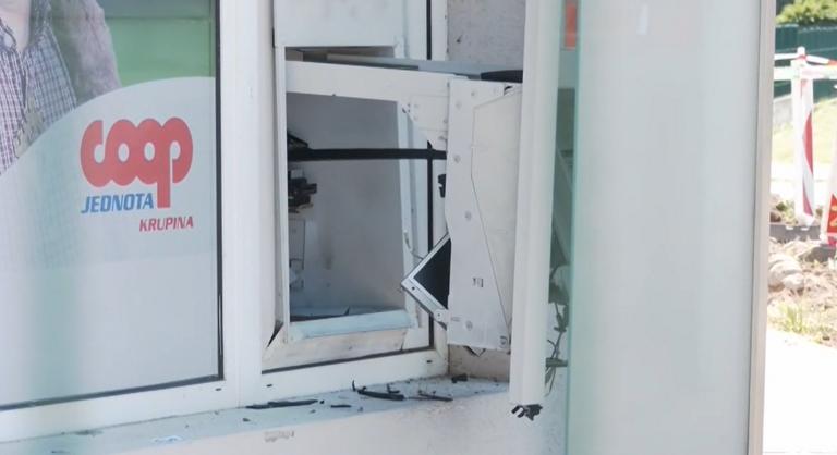 Bankautomatát robbantottak egy szlovákiai faluban, a környéket üvegszilánkok és törmelék borította be