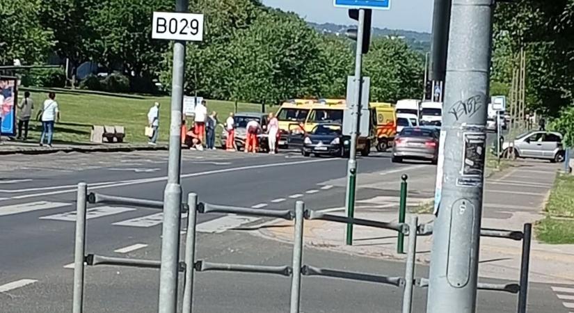 Három mentő a helyszínen – hatalmas baleset a Krisztina térnél