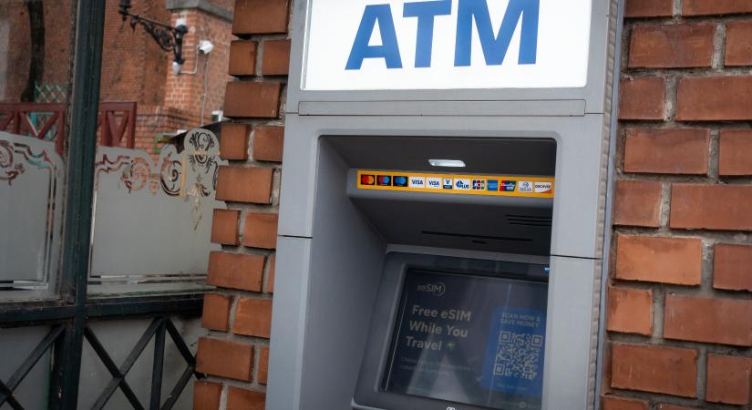 Hiába a több ATM, kevesebbszer veszünk fel pénzt