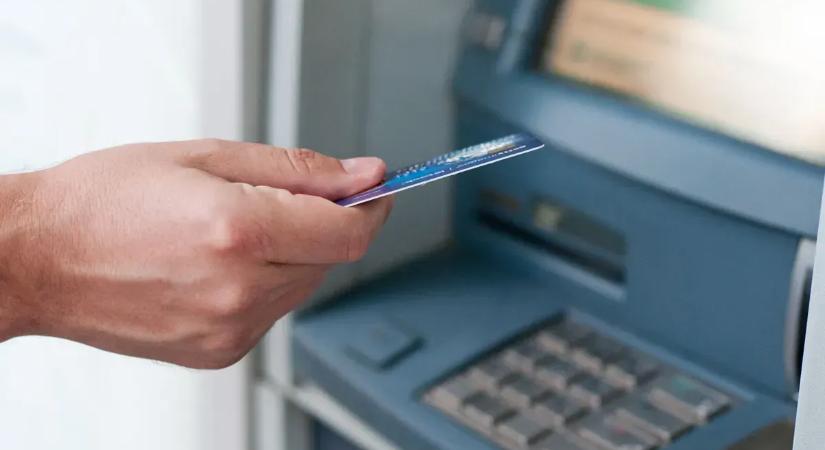 Szétrepült az ATM, mindent beborított a törmelék a hajnali robbanás után