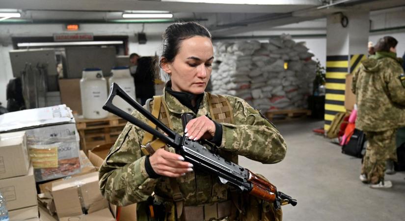 Bizarr hírt közöltek az ukrán toborzók: a várandós nőket is örömmel látják a seregben