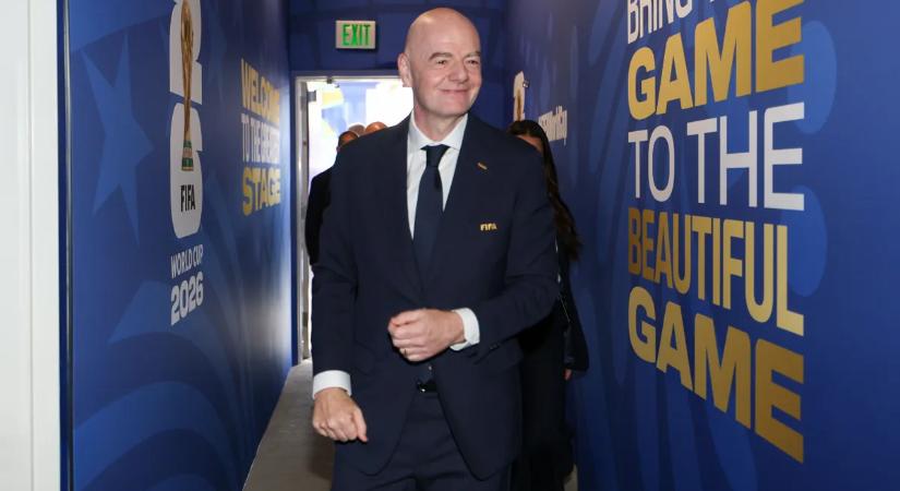 Egy nap, két meccs – magángéppel utazik a vb alatt Gianni Infantino