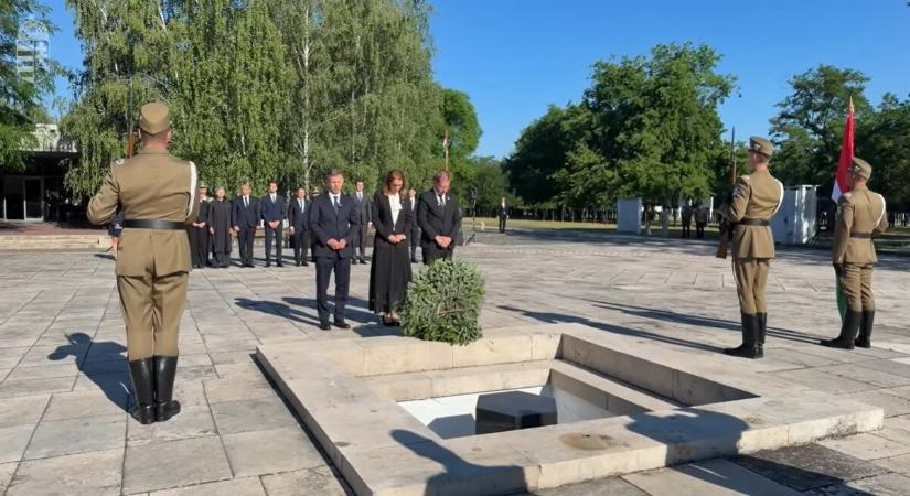 Nagy Imrére és mártírtársaira emlékezett Magyar Péter és a kormány a 301-es parcellánál